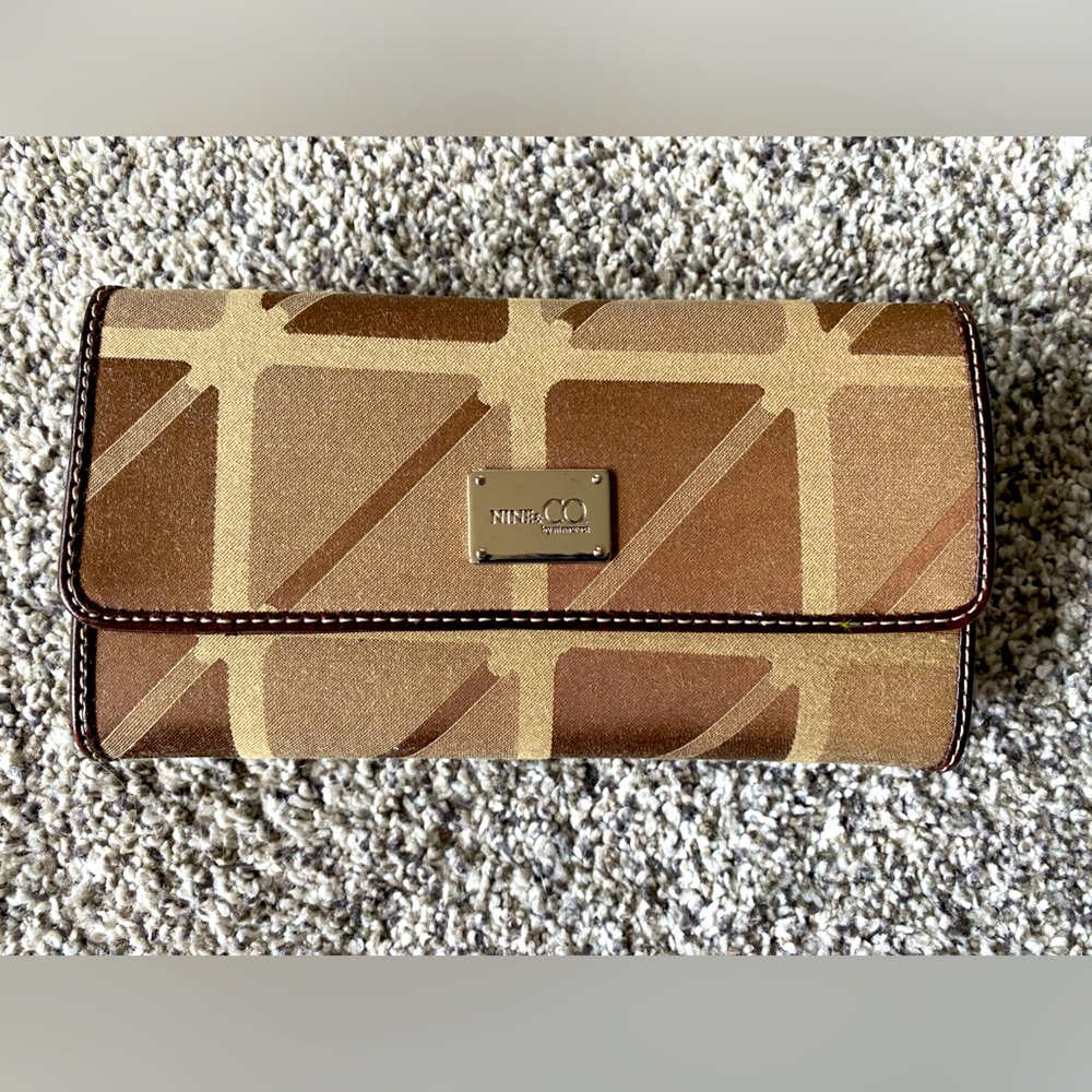 Nine & CO wallet. Large size with many pockets. Brown.